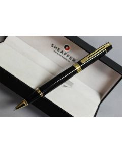 Pióro kulkowe Sheaffer 300 ,korpus i skuwka czarny lakier, elementy w kolorze złotym