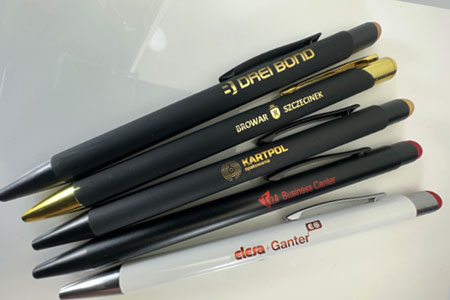 Długopisy z kolorowym, błyszczącym grawerem logo lub hasła firmy